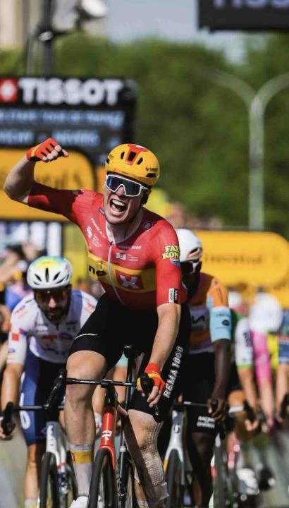 Soren Waerenskjold surprend les sprinteurs à Nevers sur le Tour de France 2026, qui lève le poingt pour célébrer sa victoire